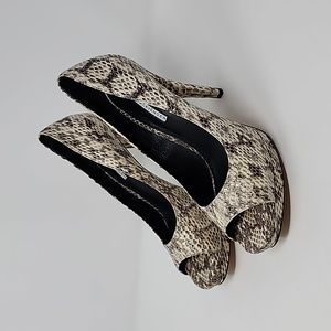 Vera Wang Lavender Peep Toe Snakeskin Leather Pumps Size 8